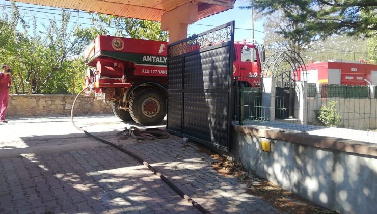 Antalya’da dubleks ev çıkan yangında küle döndü