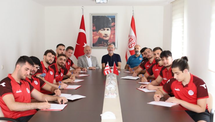 Antalyaspor hentbol takımı 11 oyuncu ile sözleşme imzaladı