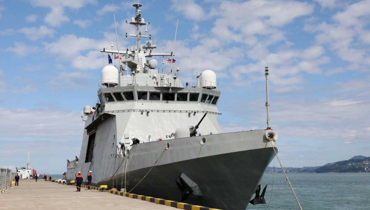 Aralarında Türkiye’nin de bulunduğu NATO savaş gemileri Batum’a demir attı