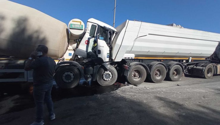 Arıza yapan tıra arkadan çarpan beton mikseri sürücüsü ağır yaralandı
