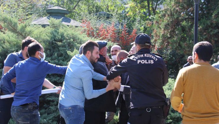 Aşı karşıtlarının mitinginde maske ve sosyal mesafe kuralları hiçe sayıldı