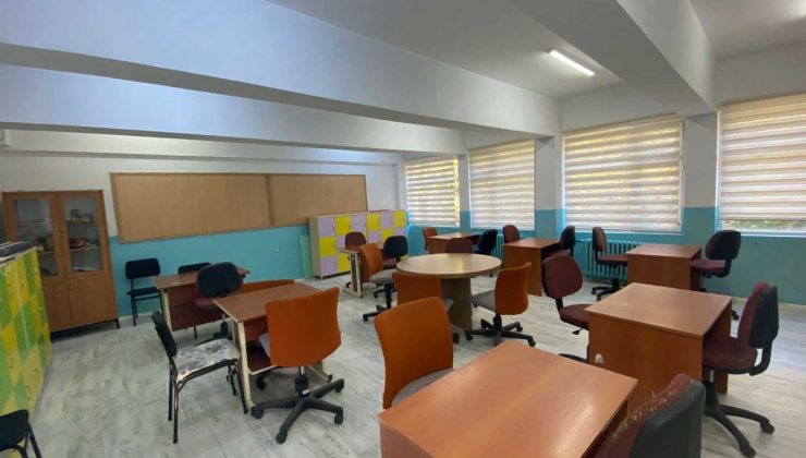 Atık kitaplarla üç sınıfı yenilediler