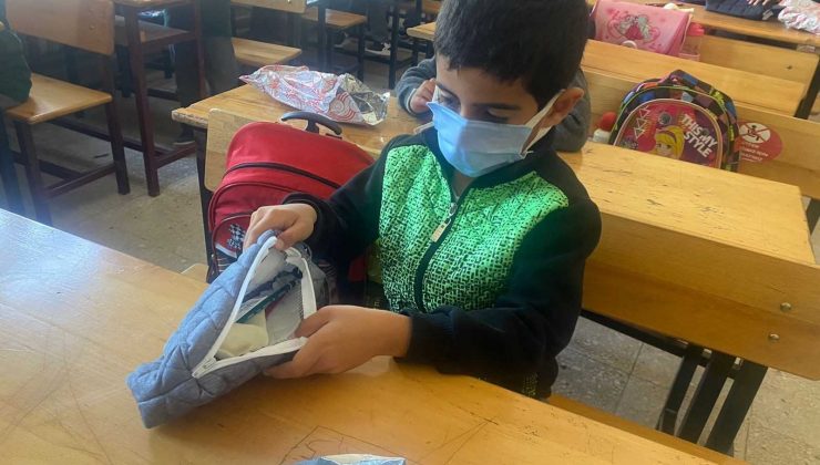 Atık kumaşları kalemliğe dönüştürüp köy öğrencilerine ulaştırdılar