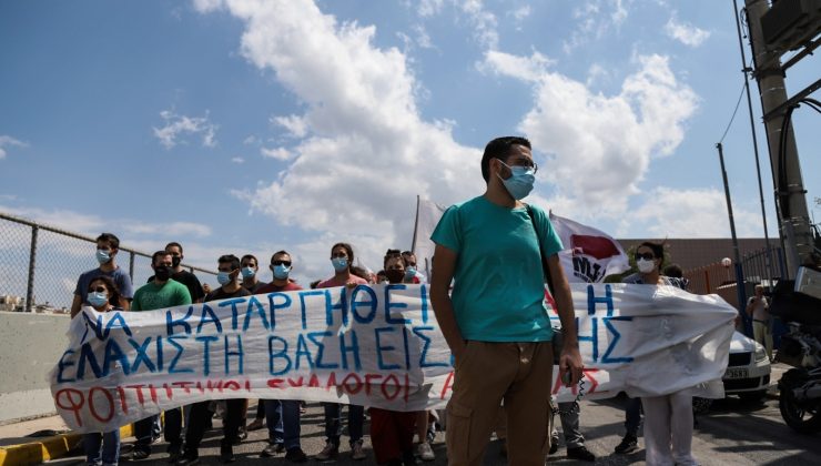 Atina’da öğrencilerden Milli Eğitim Bakanlığı önünde yeni üniversiteye giriş sistemi protestosu