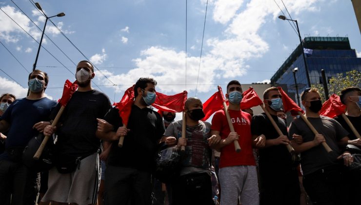 Atina’da polisten öğrenciye tekmeli müdahale