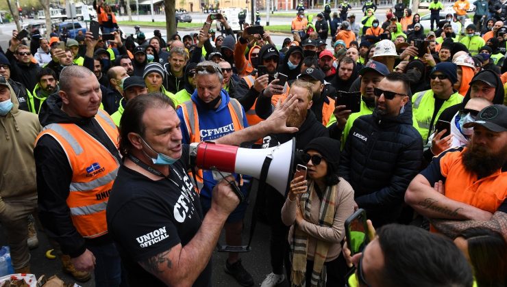 Avustralya’da inşaat işçilerinin aşı karşıtı protestosu nedeniyle şantiyeler kapatıldı