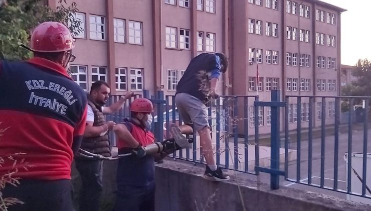 Ayağı demire sıkışan çocuğu itfaiye kurtardı