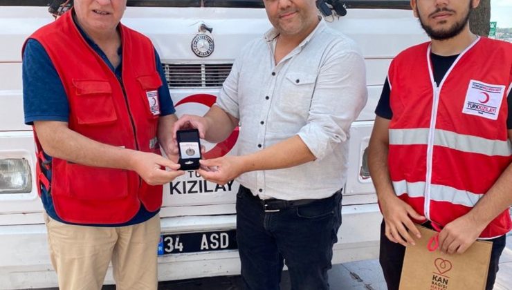 Ayvalık Kızılay’dan kan bağışçısı Ekinak’a gümüş madalya