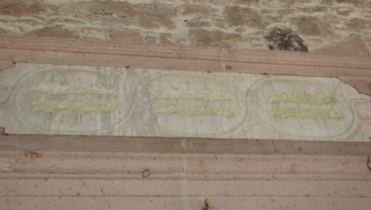 Ayvalık’ta tarihi camiye kitabe ayıbı