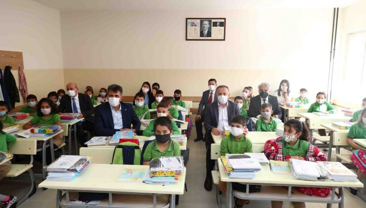 Bağcılar’da eğitim ders zilinin çalmasıyla başladı