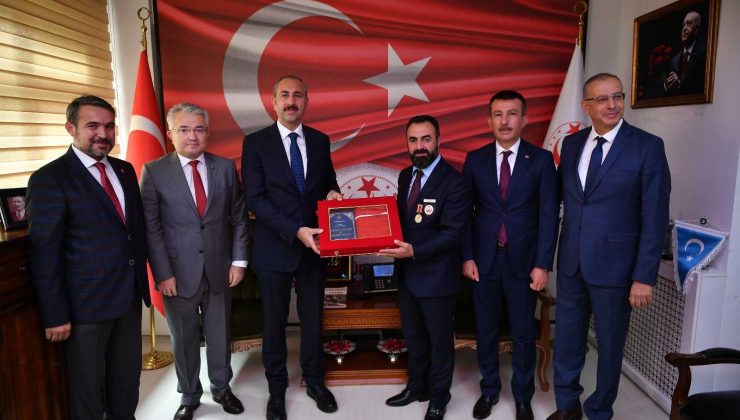 Bakan Gül: “Bir tek terörist kalmayıncaya kadar onları o kazdıkları çukurlara gömeceğiz”