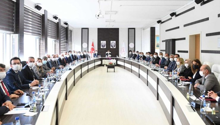 Bakan Özer, İstanbul’da ilçe milli eğitim müdürleri ile bir araya geldi