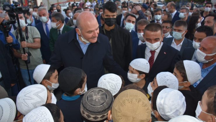 Bakan Soylu, Siirt’te vatandaşlarla birlikte ’Işık hadisesini’ izledi