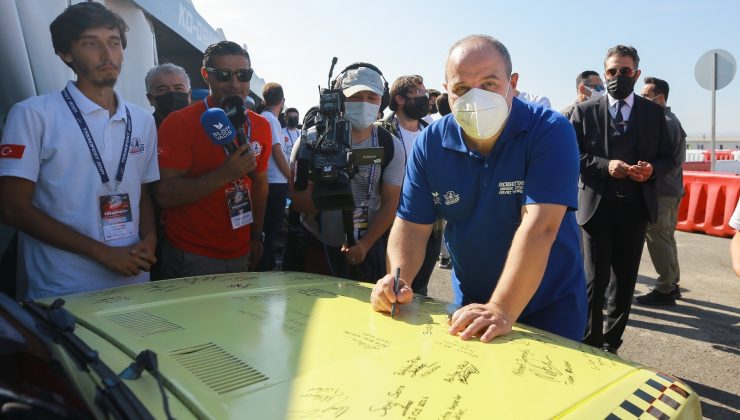 Bakan Varank, Binek Otonom Araç Yarışması’nda gençlerle bir araya geldi