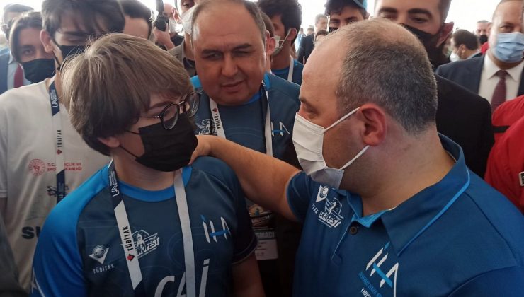 Bakan Varank liseli gençlerin İHA yarışlarını izledi