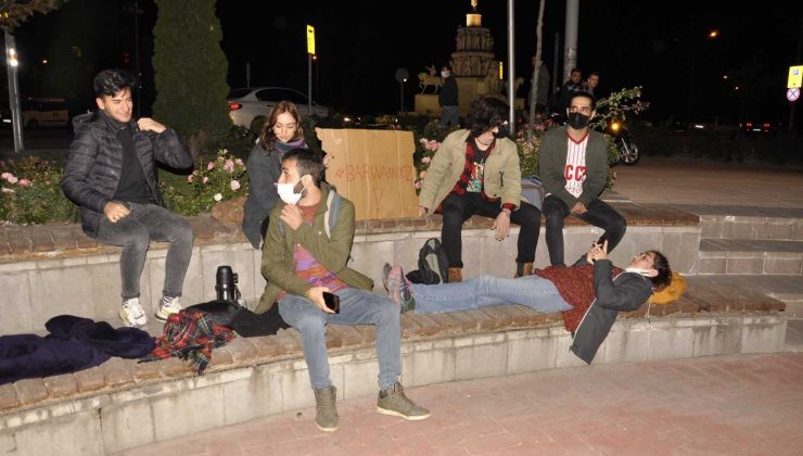 ‘Barınamıyoz’ yazdıkları kartonla parkta yatmak istediler