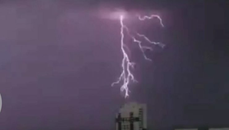 Başakşehir’de çakan şimşekler geceyi aydınlattı