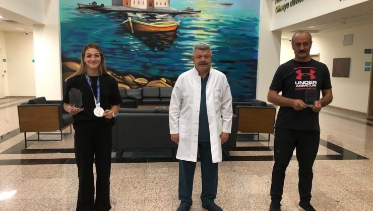 Başhekim Prof. Dr. Recep Demirhan’dan Buse Naz Çakıroğlu’na plaket