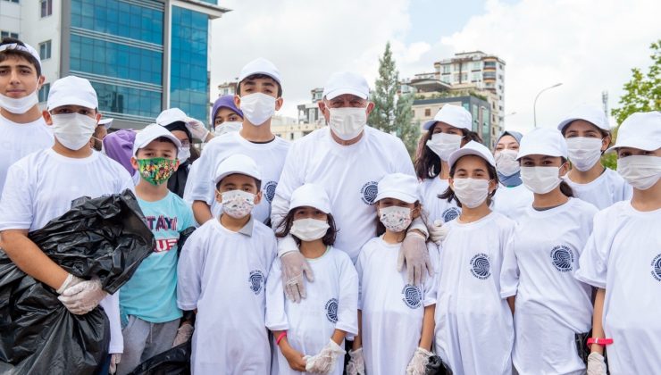 Başkan Akay öğrencilerle çöp topladı