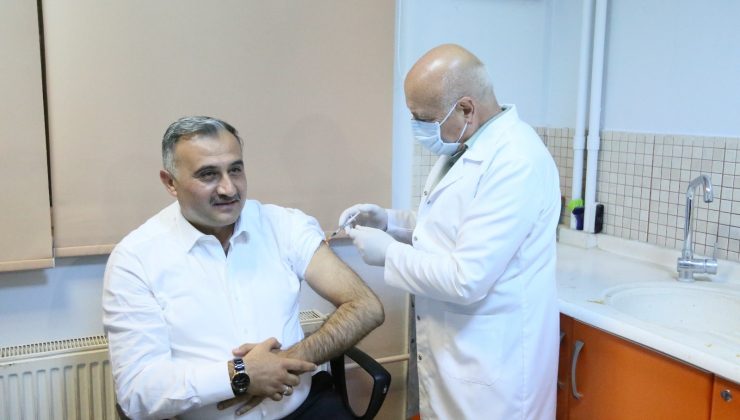 Başkan Cabbar’a aşısını Milletvekili Tamer yaptı