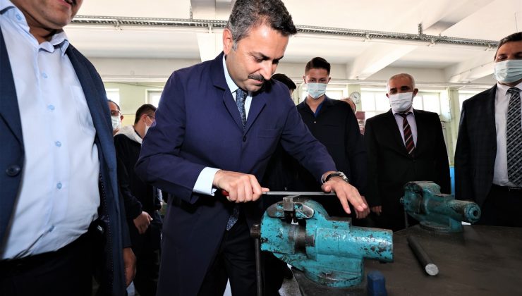 Başkan Eroğlu, iş önlüğü giyip eğe yaptı