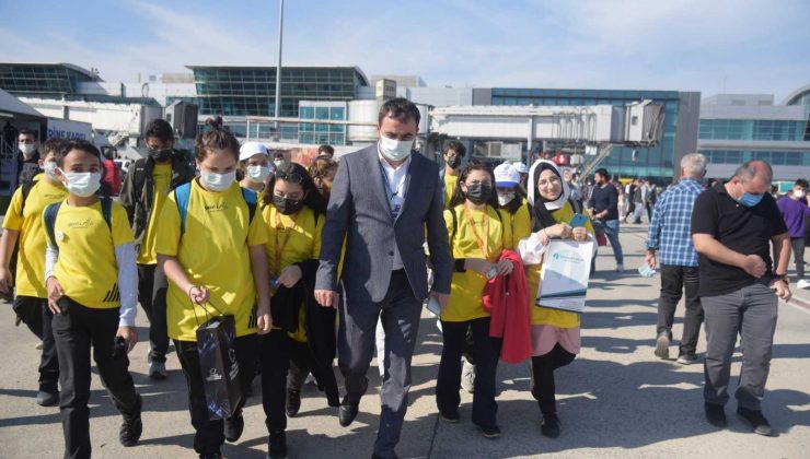 Başkan Özlü, öğrencilerle birlikte TeknoFest’te