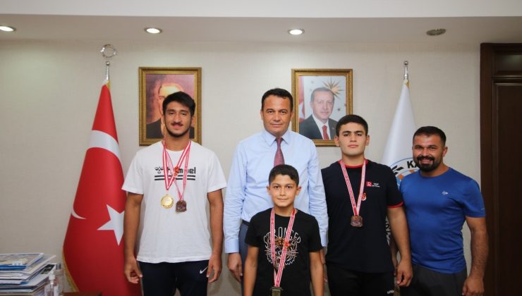 Başkan Ulutaş dereceye giren genç güreşçileri ödüllendirdi