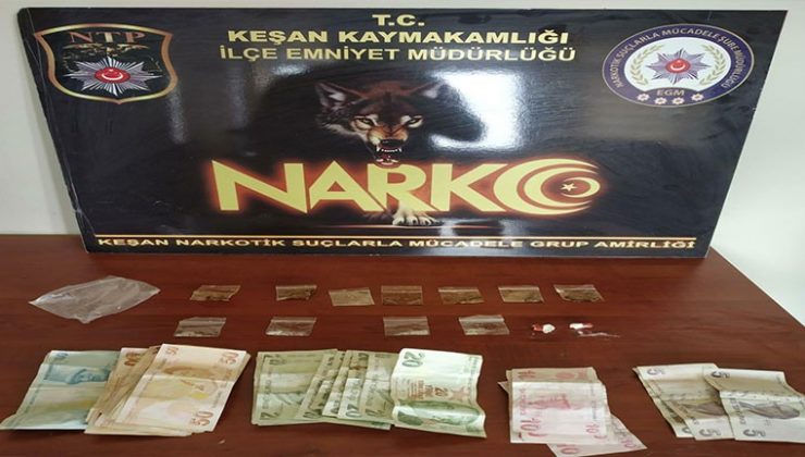 Baskına gelen polisleri gördü, uyuşturucu dolu poşete attı