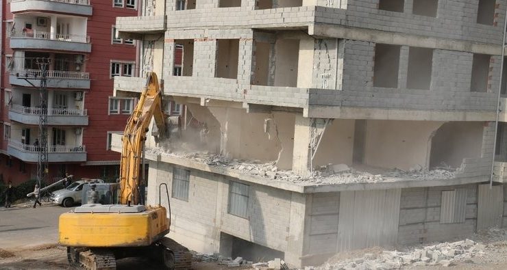 Batman’da kaçak binalar yıkılıyor