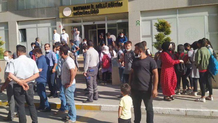 Batman’da veli ve öğrenciler okul servislerine tepki gösterdi