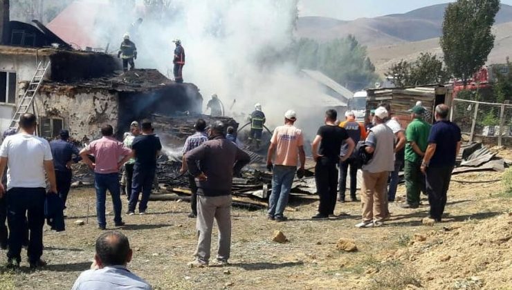 Bayburt’ta çıkan yangında bir evin çatısı ile içindeki odun ve malzemeler yandı