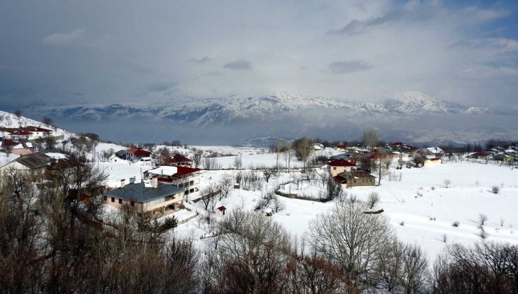 Bayburt’ta kar yağışı etkili oldu