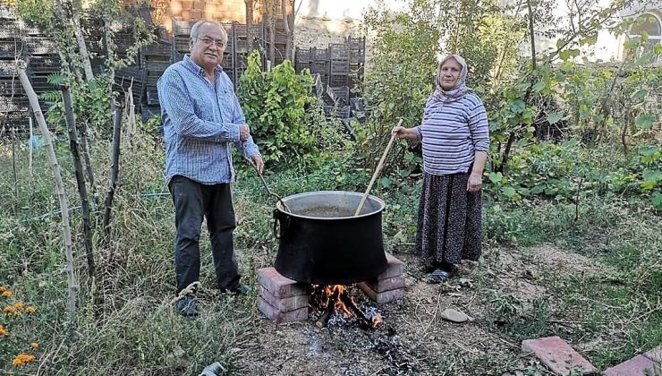 Belediye Başkanı eşiyle birlikte aşkla pekmez kaynattı