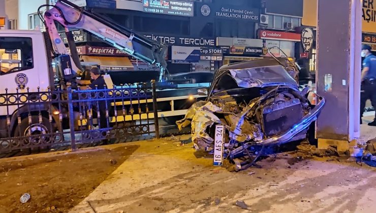 Beşiktaş’ta demir korkuluklara çarpan otomobil hurdaya döndü