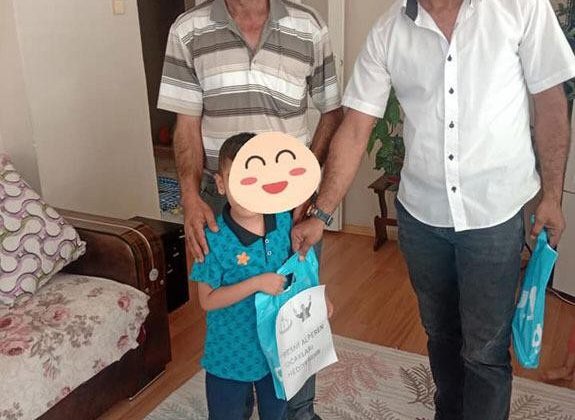 Besni’de öğrencilere kırtasiye desteği