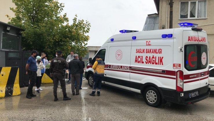 Beton barikatla otomobil arasında kalan yaya yaralandı
