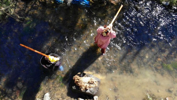 Binbir emekle yıkayıp, saatlerce tokaçla dövüyorlar