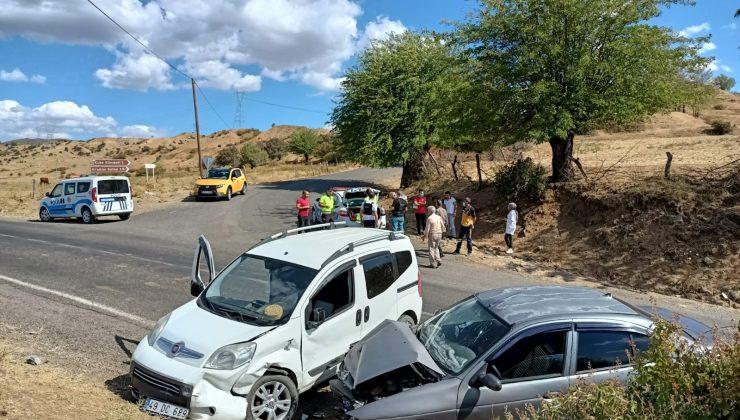 Bingöl’de iki araç kafa kafaya çarpıştı: 2 yaralı