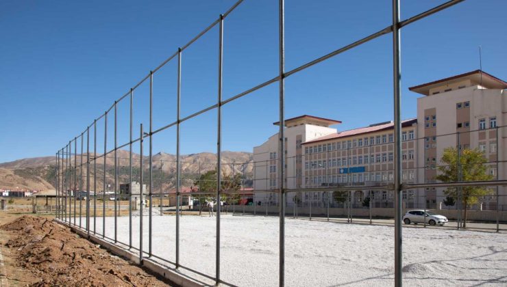 Bitlis’te semt sahalarının yapımına başlandı