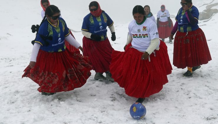 Bolivyalı dağcı kadınlardan 5 bin 890 metre yükseklikte futbol maçı