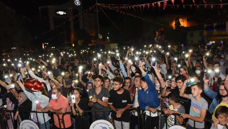 Bozüyüklüler Yunus Emre Sert konseriyle coştu