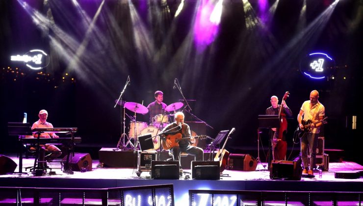 Bülent Ortaçgil, Güz Konserleri’nde nostalji yaşattı