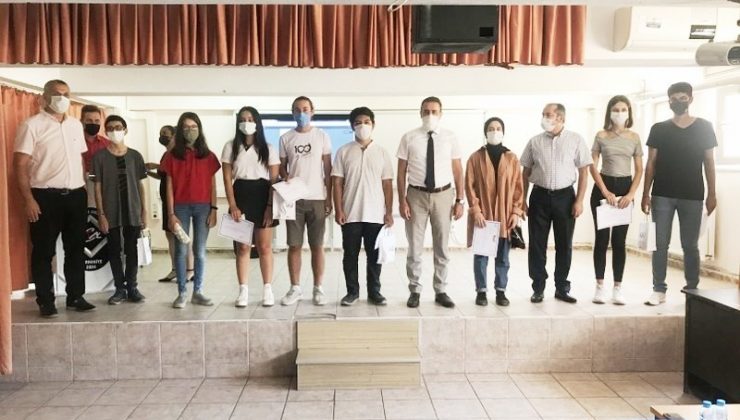 Burhaniye’de başarılı öğrenciler ödüllendirildi