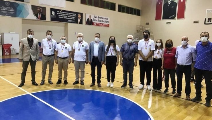 Burhaniye’de Kaymakam Memiş başarılı satranççıları ödüllendirdi