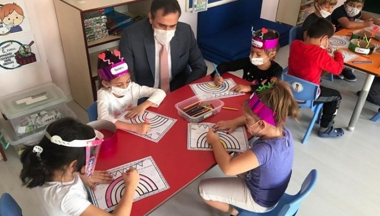 Burhaniye’de Kaymakam Memiş okulları ziyaret etti