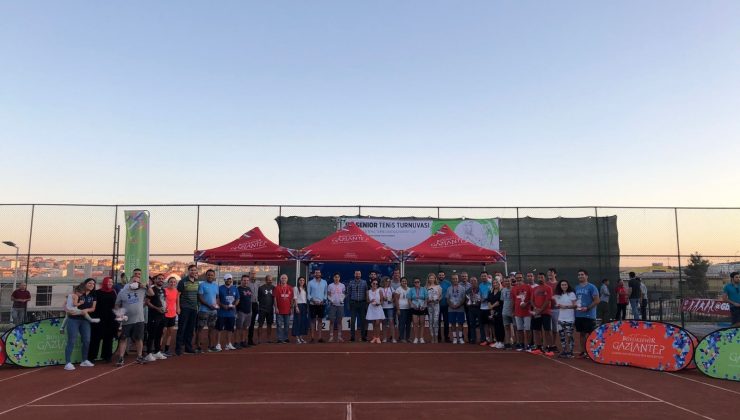 Büyükşehir, uluslararası tenis turnuvasında derece alan isimleri ödüllendirdi
