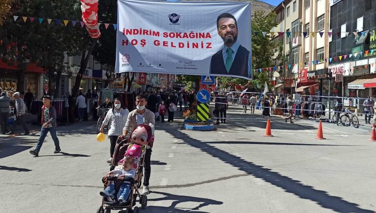 Caddeyi açık hava alışveriş merkezine dönüştürdüler