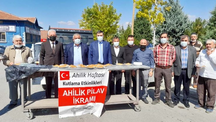 Cami cemaatine Ahilik pilavı ikram edildi