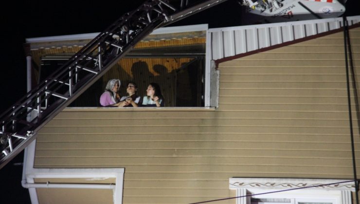 Çatılarında çıkan yangını balkondan izlediler