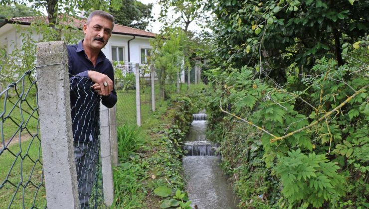 Çivitli kaplarını yıkadığı derenin rengi masalları andırdı